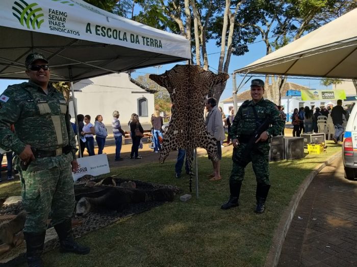 FAMÍLIA NA PRAÇA REÚNE CENTENAS DE PESSOAS.